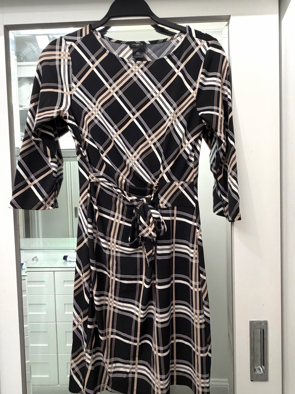 Ann Taylor LOFT, Black/Beige Plaid Tie-Waist Women's Dress Size: XSP
